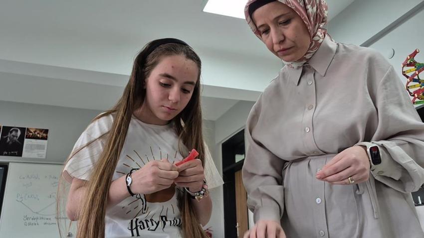 10 yaşındaki Ravza'nın fikrine TÜBİTAK sahip çıktı!  Derste aklına geldi: Hastanelerde kullanılacak