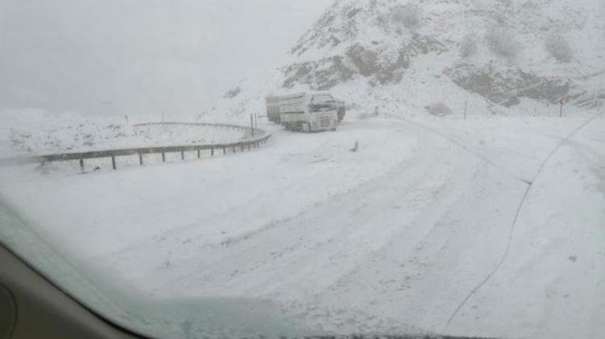 Mayıs son sürprizini yaptı! Lapa lapa kar yağışı başladı, her yer beyaza büründü, onlarca kent kar altında....