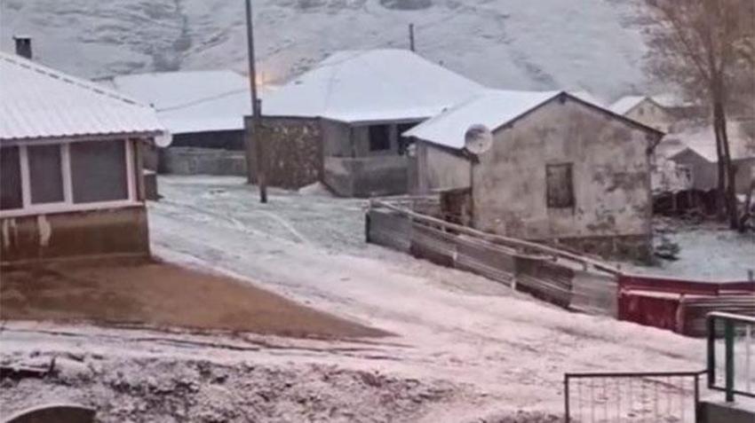 Mayıs son sürprizini yaptı! Lapa lapa kar yağışı başladı, her yer beyaza büründü, onlarca kent kar altında....