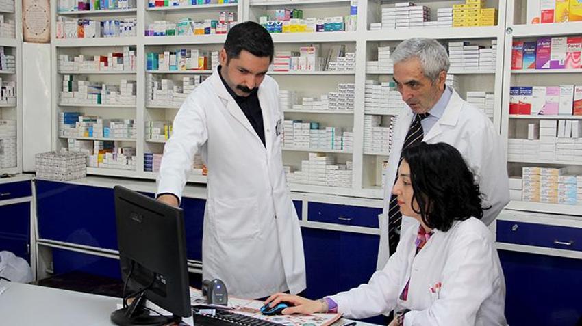 Babalarından gördüler! Eczane raflarında büyüdüler, iki kardeş yan yana eczacılık yapıyorlar