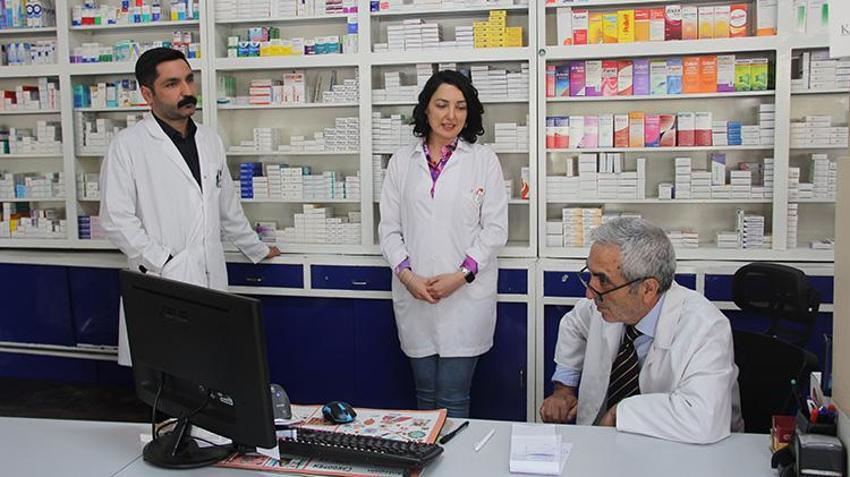 Babalarından gördüler! Eczane raflarında büyüdüler, iki kardeş yan yana eczacılık yapıyorlar