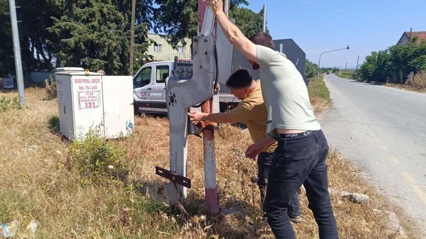 Tren gelmeyince çareyi bunda buldular! Hemzemin geçitteki arızaya müdahale yöntemi şaşırttı