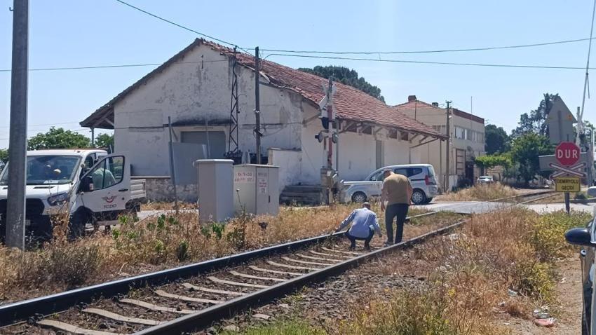 Tren gelmeyince çareyi bunda buldular! Hemzemin geçitteki arızaya müdahale yöntemi şaşırttı
