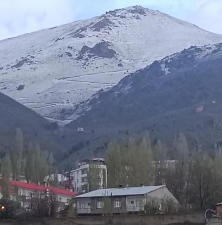 3 şehir Mayıs ayında kar altında kaldı! Aniden lapa lapa bastırdı