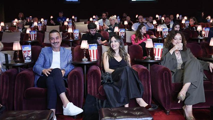 Komedi darbesi Sıcak Büfe'ye lezzetli gösterim! Kahkahanın dumanı üstünde: Bol porsiyonlu komedi
