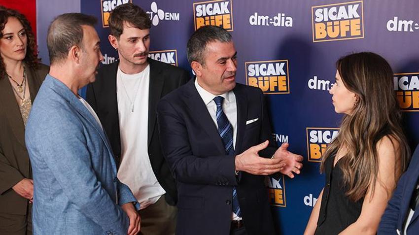Komedi darbesi Sıcak Büfe'ye lezzetli gösterim! Kahkahanın dumanı üstünde: Bol porsiyonlu komedi
