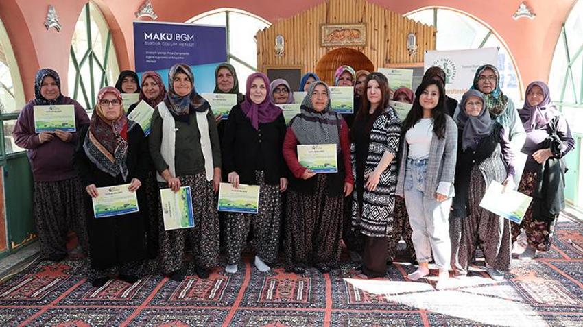 Burdur'da Türkiye'nin ilk köy üniversitesi kuruldu! Akademisyen ve öğrenciler kırsala indi, 2 ayda 600 köylüye eğitim verildi