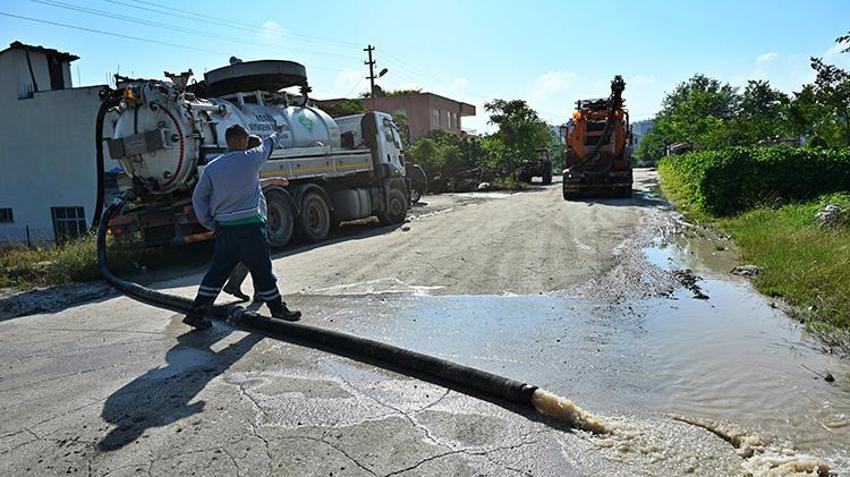 Osmaniye'de dere yatağı taştı! Araçlar hurdaya döndü, kurtarma çalışmaları sürüyor