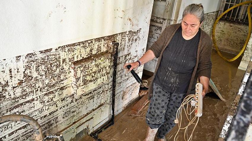 Osmaniye'de dere yatağı taştı! Araçlar hurdaya döndü, kurtarma çalışmaları sürüyor