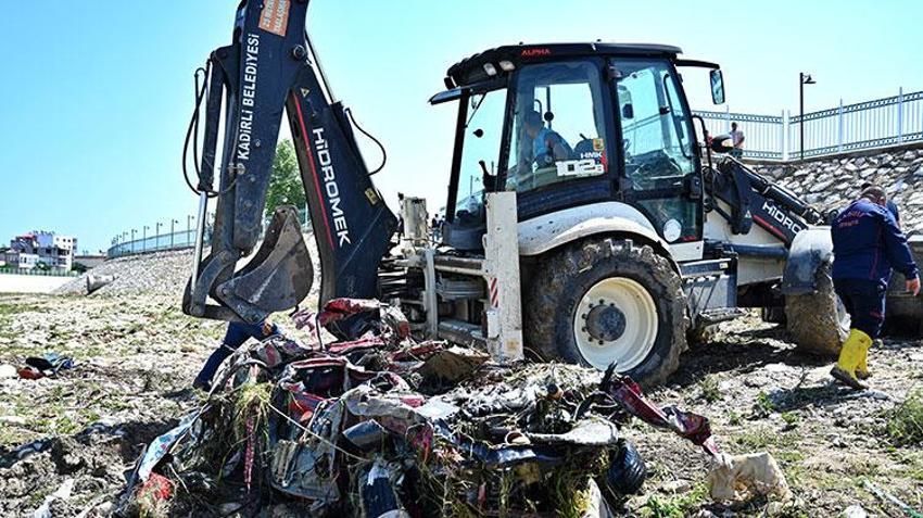 Osmaniye'de dere yatağı taştı! Araçlar hurdaya döndü, kurtarma çalışmaları sürüyor