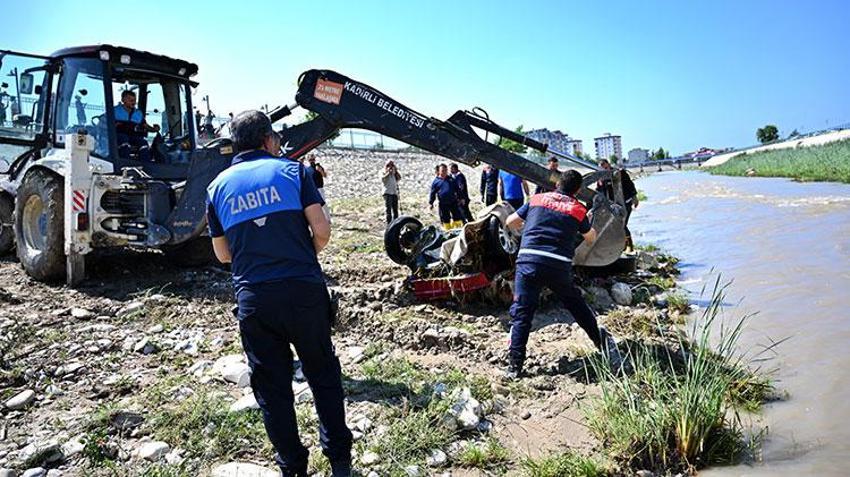 Osmaniye'de dere yatağı taştı! Araçlar hurdaya döndü, kurtarma çalışmaları sürüyor