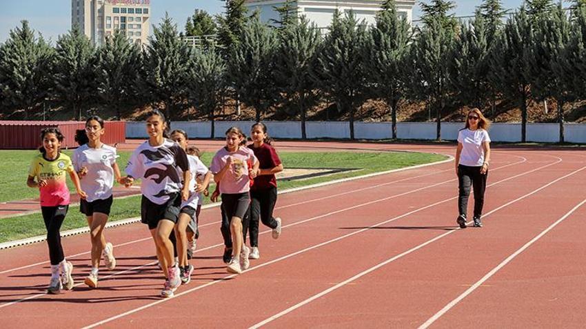 Diyarbakır'ın süper anneleri: Hem şampiyon yetiştiriyor hem bebek büyütüyorlar! 'Çocuğum sahada büyüdü'