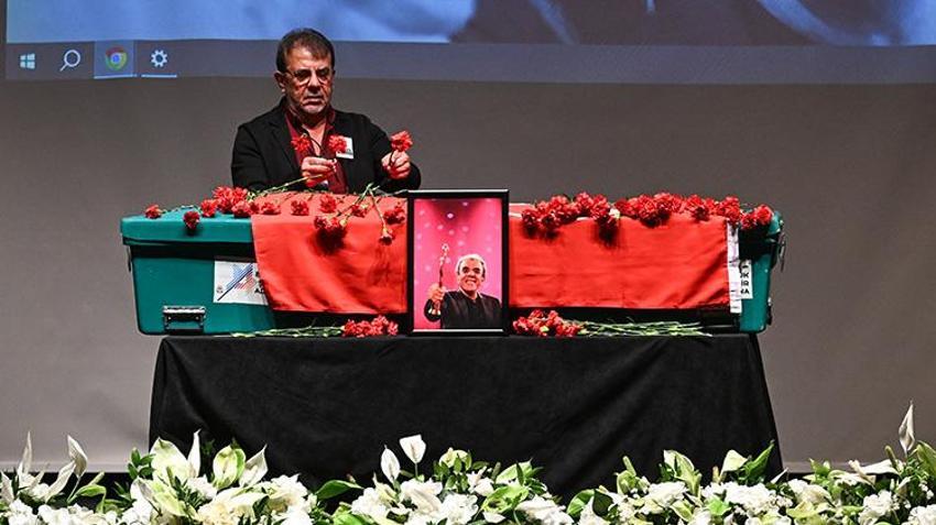 Ali Özgentürk son yolculuğuna uğurlandı: Adana'da duygusal törenle toprağa verildi