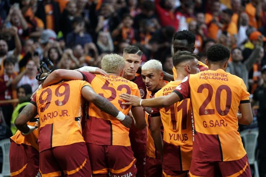 Süper Lig'de 25. kez şampiyon Galatasaray! 5. yıldızı taktı, taraftarlar sokağa döküldü
