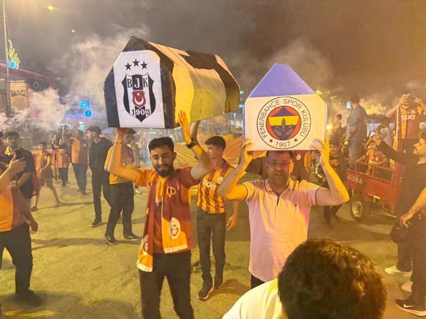 Süper Lig'de 25. kez şampiyon Galatasaray! 5. yıldızı taktı, taraftarlar sokağa döküldü
