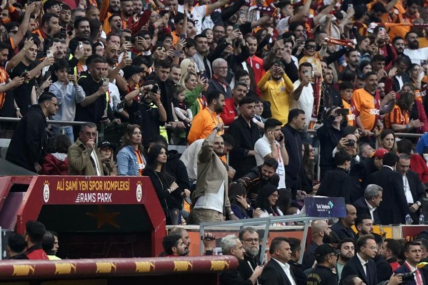 Süper Lig'de 25. kez şampiyon Galatasaray! 5. yıldızı taktı, taraftarlar sokağa döküldü