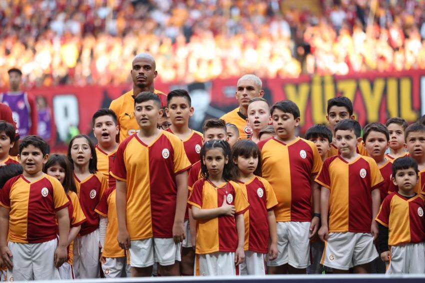 Süper Lig'de 25. kez şampiyon Galatasaray! 5. yıldızı taktı, taraftarlar sokağa döküldü