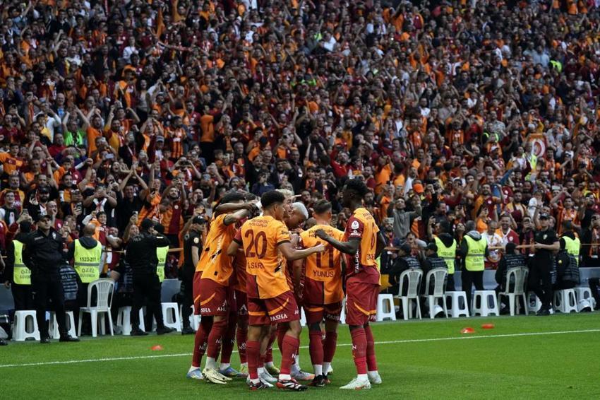 Süper Lig'de 25. kez şampiyon Galatasaray! 5. yıldızı taktı, taraftarlar sokağa döküldü
