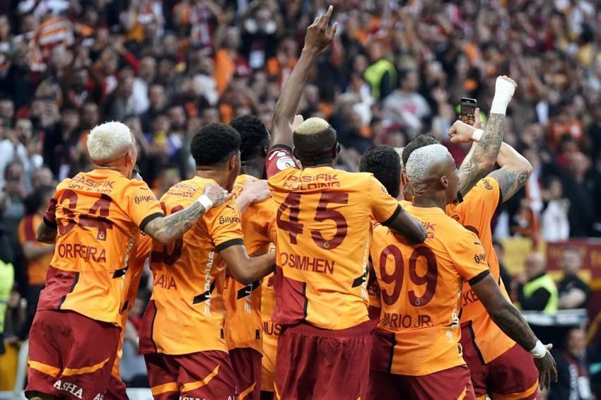 Süper Lig'de 25. kez şampiyon Galatasaray! 5. yıldızı taktı, taraftarlar sokağa döküldü