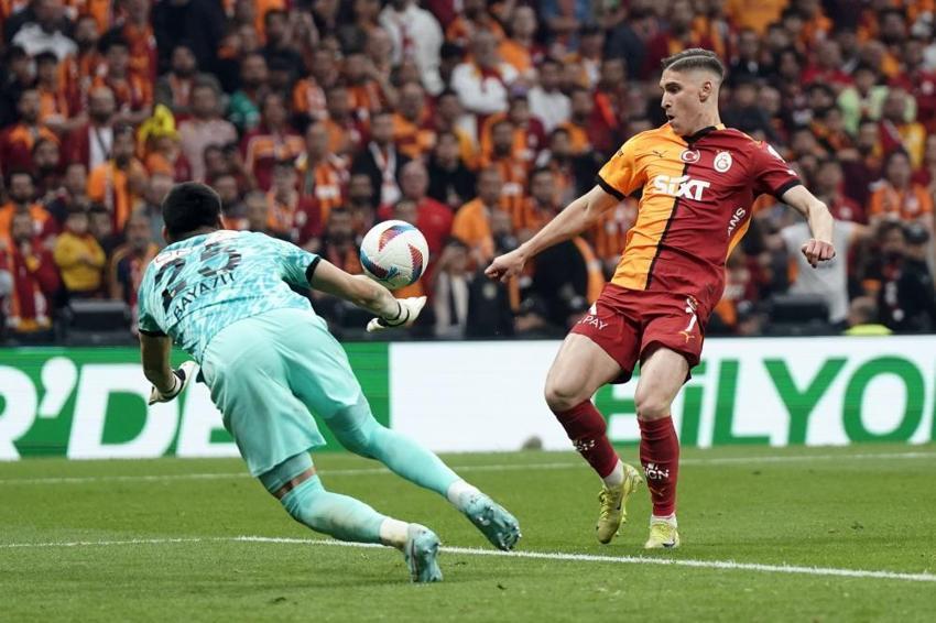 Süper Lig'de 25. kez şampiyon Galatasaray! 5. yıldızı taktı, taraftarlar sokağa döküldü