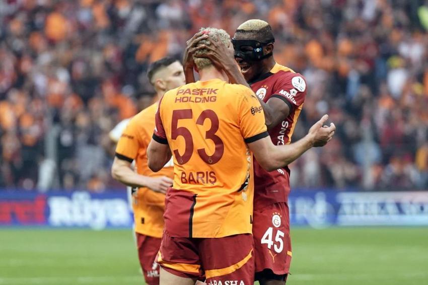 Süper Lig'de 25. kez şampiyon Galatasaray! 5. yıldızı taktı, taraftarlar sokağa döküldü
