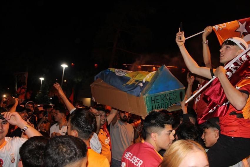 Süper Lig'de 25. kez şampiyon Galatasaray! 5. yıldızı taktı, taraftarlar sokağa döküldü