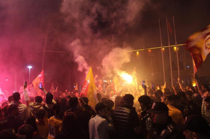 Süper Lig'de 25. kez şampiyon Galatasaray! 5. yıldızı taktı, taraftarlar sokağa döküldü