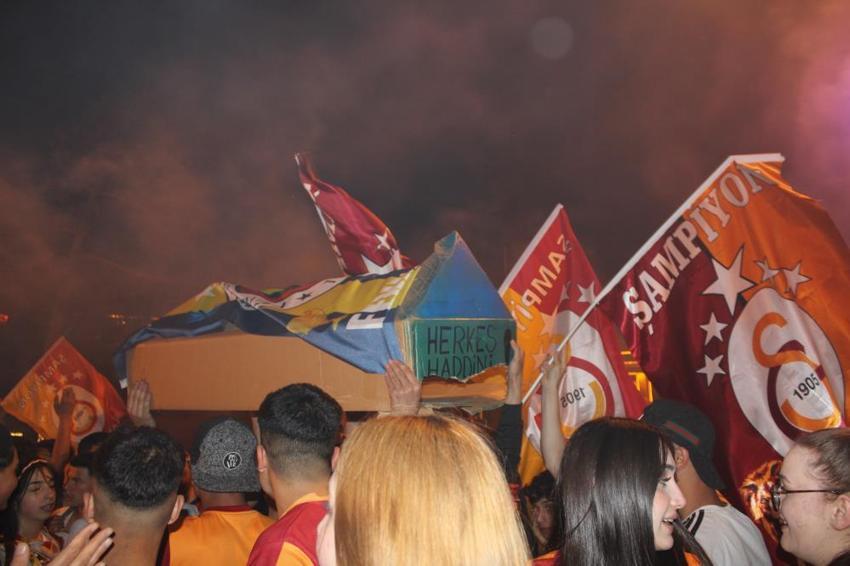 Süper Lig'de 25. kez şampiyon Galatasaray! 5. yıldızı taktı, taraftarlar sokağa döküldü