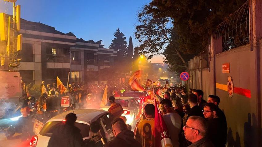 Süper Lig'de 25. kez şampiyon Galatasaray! 5. yıldızı taktı, taraftarlar sokağa döküldü