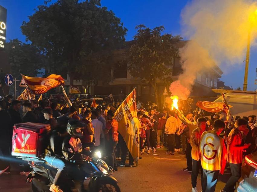 Süper Lig'de 25. kez şampiyon Galatasaray! 5. yıldızı taktı, taraftarlar sokağa döküldü