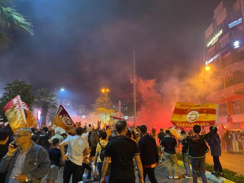 Süper Lig'de 25. kez şampiyon Galatasaray! 5. yıldızı taktı, taraftarlar sokağa döküldü