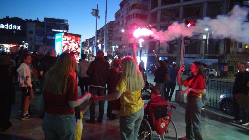 Süper Lig'de 25. kez şampiyon Galatasaray! 5. yıldızı taktı, taraftarlar sokağa döküldü