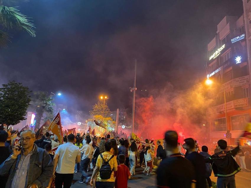 Süper Lig'de 25. kez şampiyon Galatasaray! 5. yıldızı taktı, taraftarlar sokağa döküldü