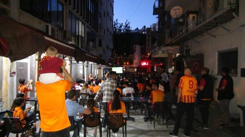 Süper Lig'de 25. kez şampiyon Galatasaray! 5. yıldızı taktı, taraftarlar sokağa döküldü