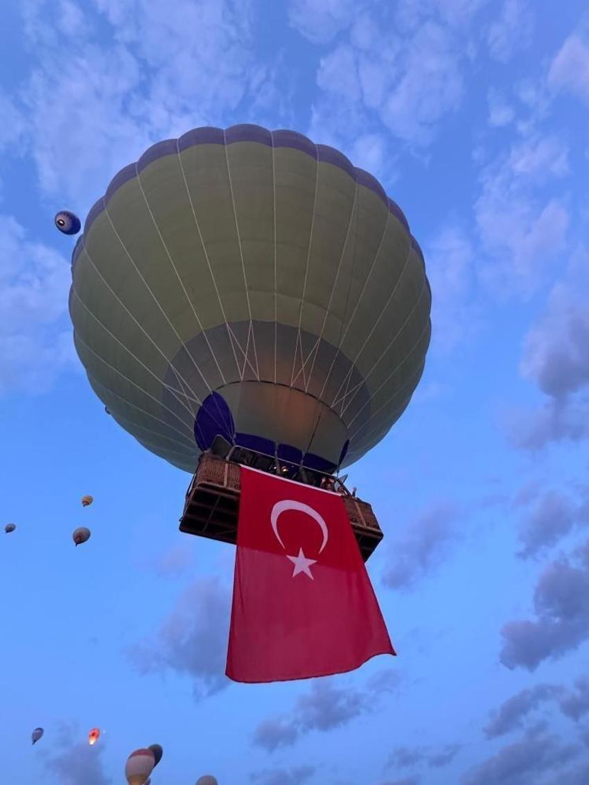 19 Mayıs göklerde kutlandı! Kapadokya semalarında 19 Mayıs coşkusu