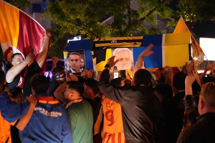 Edirne'de ilginç kutlama: Bir tabut bir tekneyi coşkuya ortak ettiler