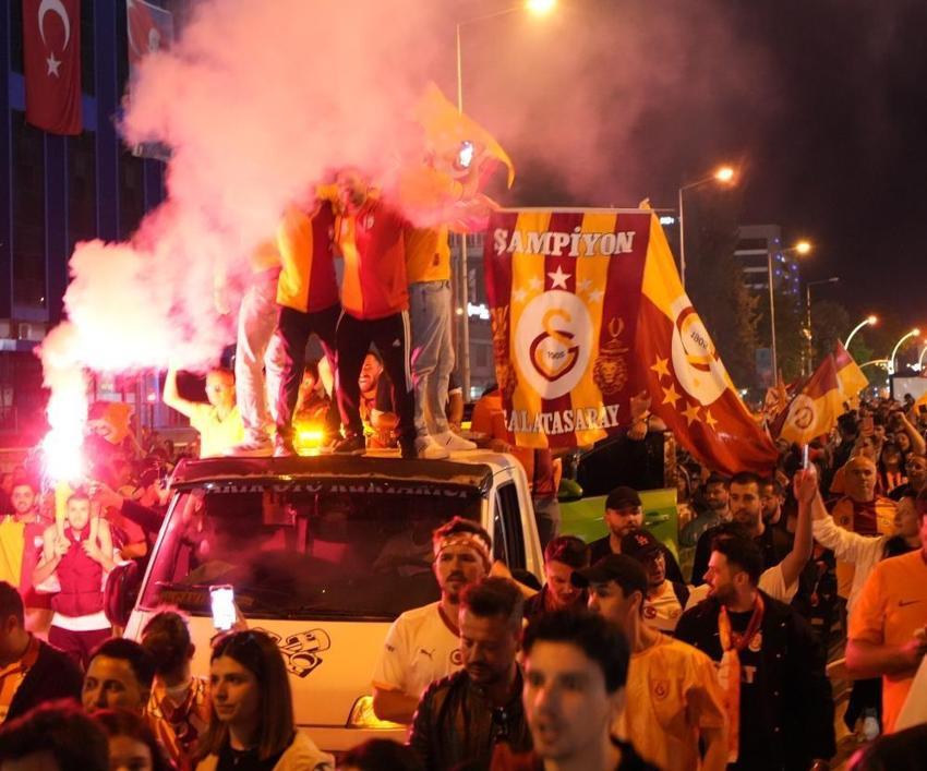Edirne'de ilginç kutlama: Bir tabut bir tekneyi coşkuya ortak ettiler