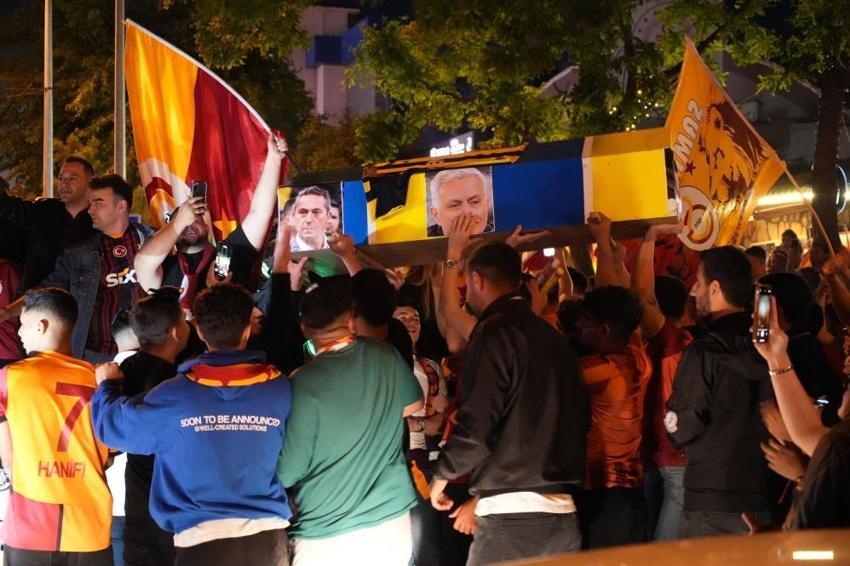 Edirne'de ilginç kutlama: Bir tabut bir tekneyi coşkuya ortak ettiler