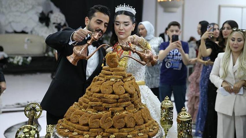Diyarbakırlı gelin ile damat düğünde kestikleri tatlıyla olay oldu! Sebebi sonradan açıklandı
