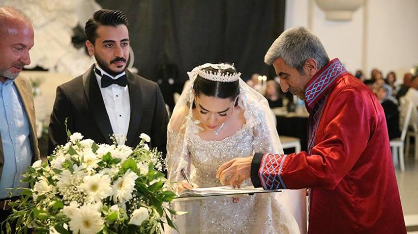Diyarbakırlı gelin ile damat düğünde kestikleri tatlıyla olay oldu! Sebebi sonradan açıklandı