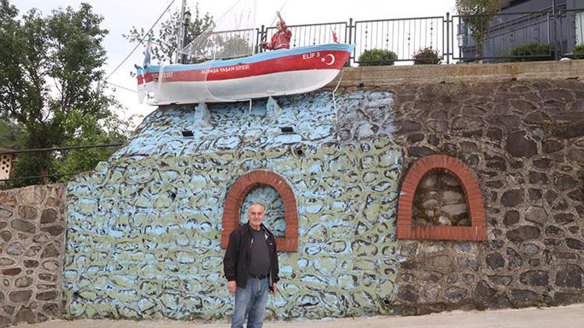 Rize'de akıllara zarar görüntü: 'Gözümün önünde dursun' dediği kayığı binanın girişine astı