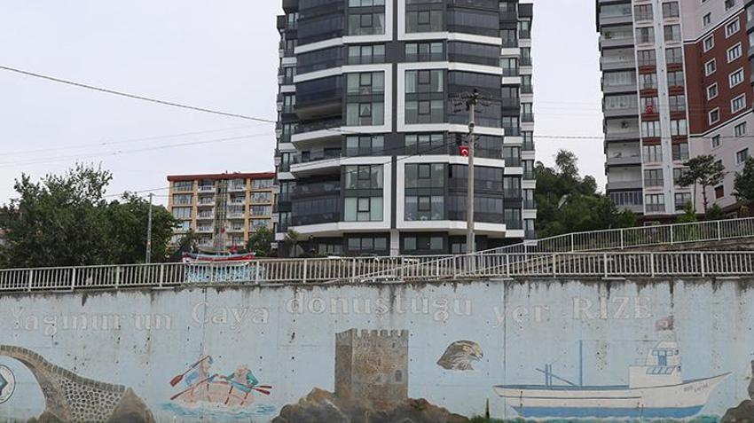 Rize'de akıllara zarar görüntü: 'Gözümün önünde dursun' dediği kayığı binanın girişine astı
