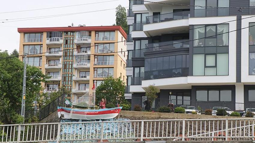 Rize'de akıllara zarar görüntü: 'Gözümün önünde dursun' dediği kayığı binanın girişine astı