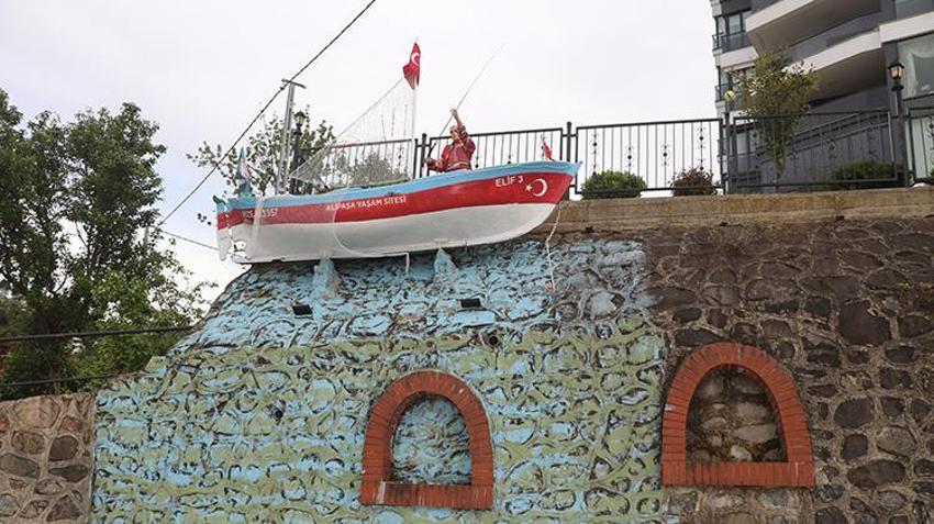 Rize'de akıllara zarar görüntü: 'Gözümün önünde dursun' dediği kayığı binanın girişine astı