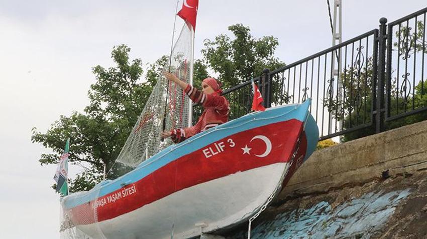 Rize'de akıllara zarar görüntü: 'Gözümün önünde dursun' dediği kayığı binanın girişine astı