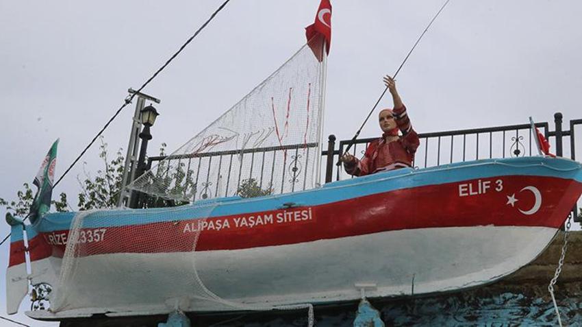 Rize'de akıllara zarar görüntü: 'Gözümün önünde dursun' dediği kayığı binanın girişine astı