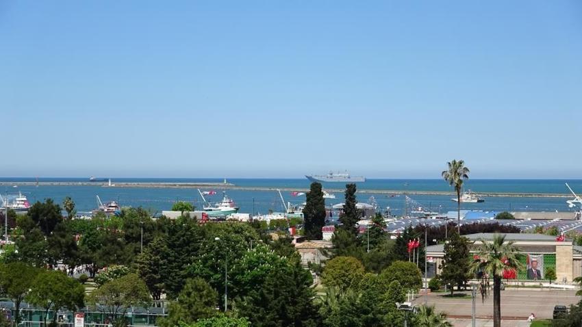 Samsun'da balıkçıların 19 Mayıs gösterisine TCG Anadolu da katıldı!
