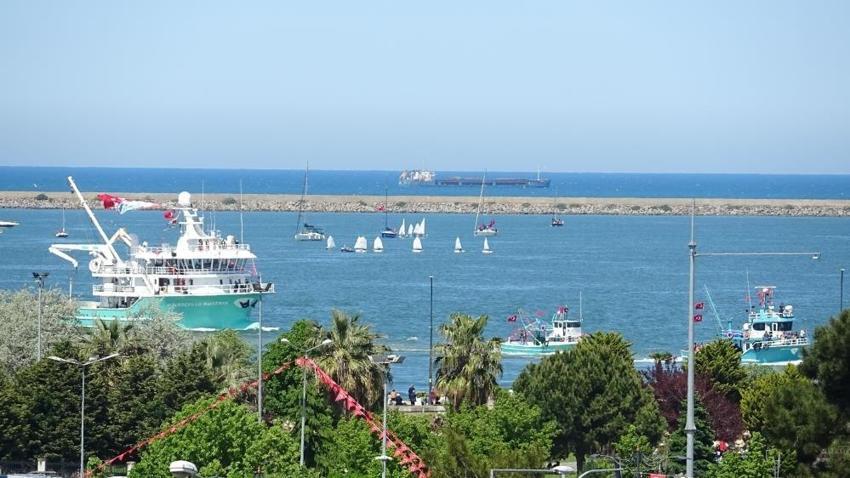 Samsun'da balıkçıların 19 Mayıs gösterisine TCG Anadolu da katıldı!
