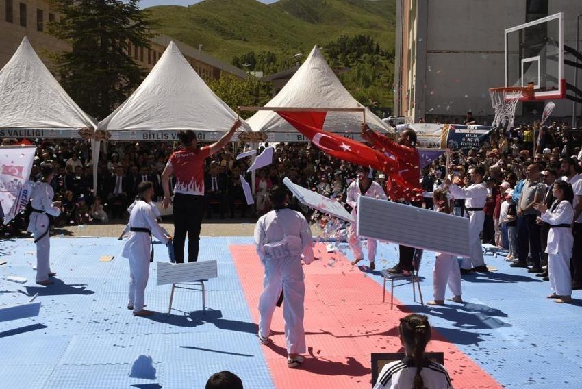 Gençlik festivali savaş uçaklarıyla başladı