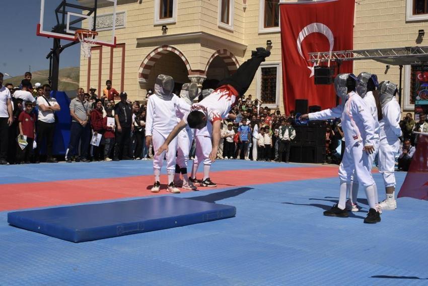 Gençlik festivali savaş uçaklarıyla başladı